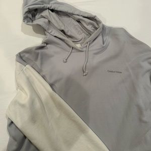 OV WHITE AND BLUE SWEATSHIRT